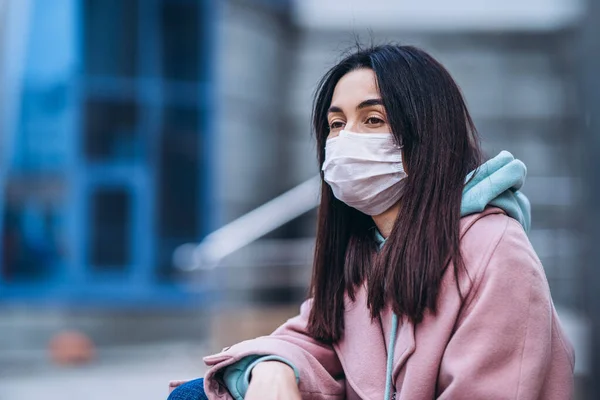 Frau Medizinischer Maske Draußen Der Leeren Stadt Gesundheitsschutz Und Prävention — Stockfoto