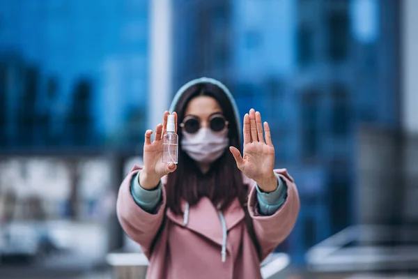 Cierre Las Manos Mujer Máscara Médica Limpiándose Las Manos Con — Foto de Stock
