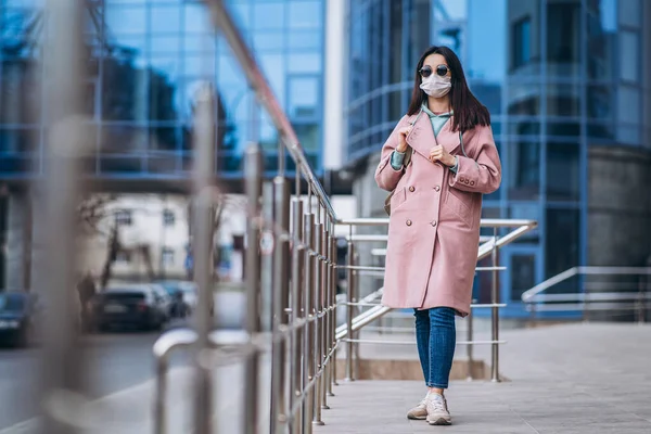 Femme Masque Médical Extérieur Dans Ville Vide Protection Santé Prévention — Photo