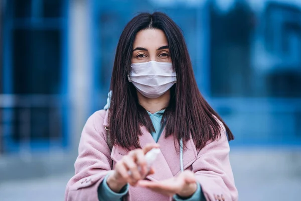 街の屋外で消毒剤で手を掃除し ウイルスの病気を防ぐ医療用マスクの女性の手を閉じてください コロナウイルス Covid パンデミック 隔離概念 — ストック写真