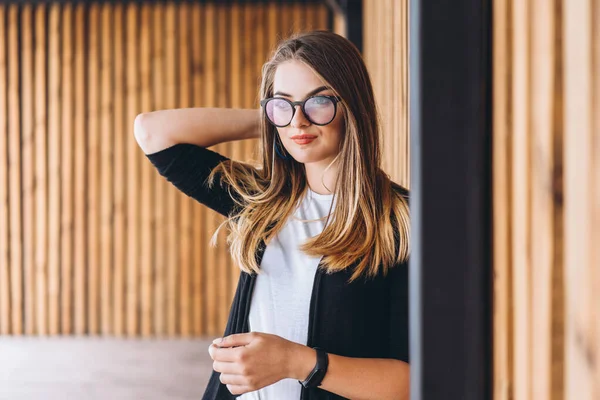 Portrait Une Jeune Femme Sur Fond Bois Avec Planches Verticales — Photo