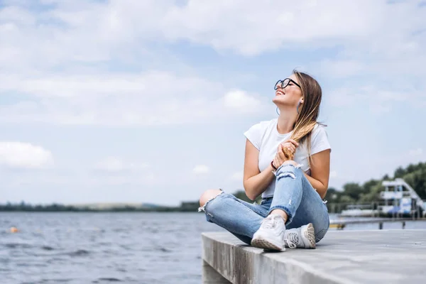 Giovane Donna Con Capelli Lunghi Occhiali Alla Moda Posa Sulla — Foto Stock