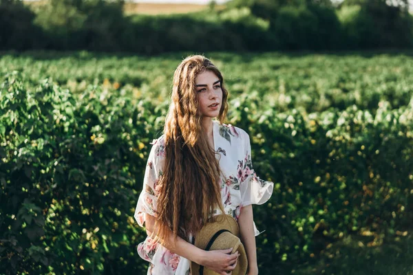 Bela Mulher Com Cabelos Longos Encaracolados Sardas Rosto Fundo Campo — Fotografia de Stock