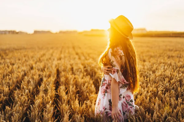 Portret Van Een Mooie Jonge Vrouw Met Krullend Haar Sproeten — Stockfoto