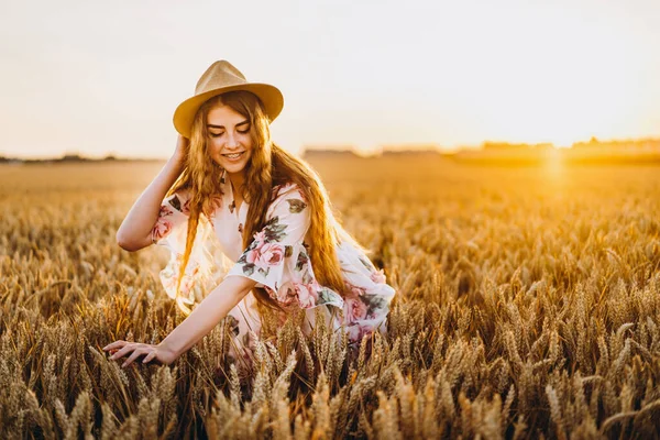 Jong Meisje Met Lang Krullend Haar Sproeten Gezicht Hoed Licht — Stockfoto