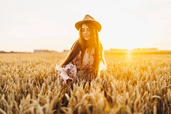 Menina Com Longos Cabelos Encaracolados Sardas Rosto Chapéu Vestido Branco — Fotografia de Stock