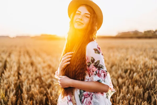 Portret Van Een Mooie Jonge Vrouw Met Krullend Haar Sproeten — Stockfoto