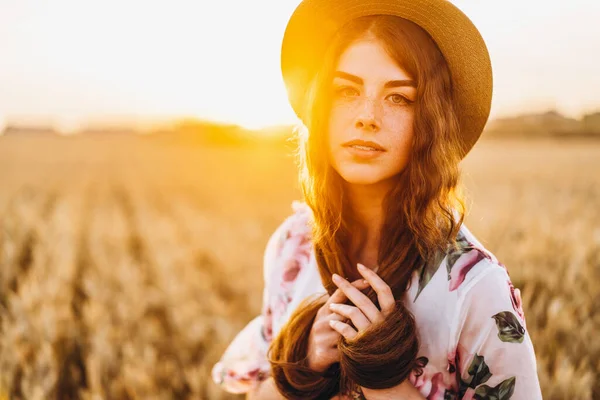 Portret Van Een Mooie Jonge Vrouw Met Krullend Haar Sproeten — Stockfoto