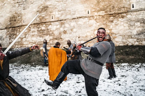 Dois Antigos Guerreiros Armadura Com Armas Lutando Com Espadas Neve — Fotografia de Stock