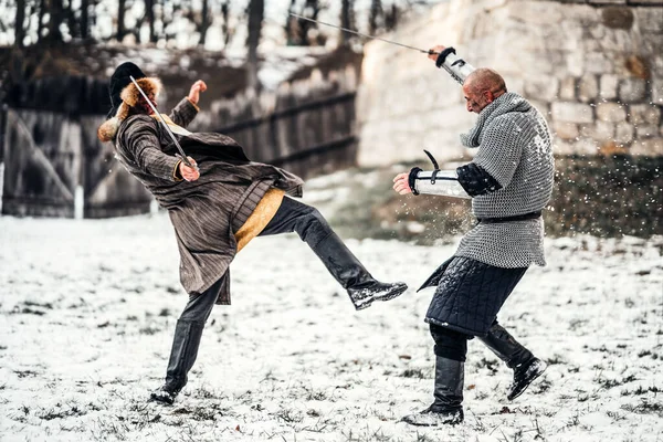 Batalha Dois Guerreiros Armadura Com Armas Lutando Com Espadas Neve — Fotografia de Stock