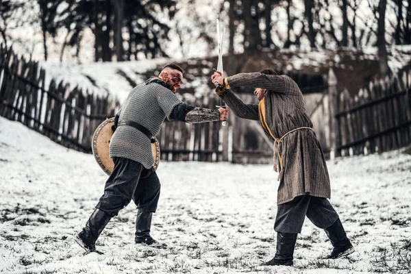 Dois Antigos Guerreiros Armadura Com Armas Lutando Com Espadas Neve — Fotografia de Stock