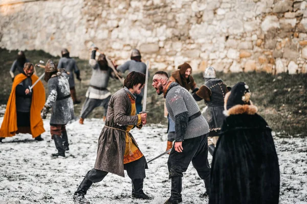 Dois Antigos Guerreiros Armadura Com Armas Lutando Com Espadas Neve — Fotografia de Stock