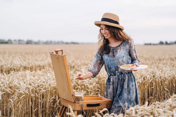 Retrato Artista Feminina Sorridente Com Cabelo Encaracolado Chapéu Menina Desenha — Fotografia de Stock