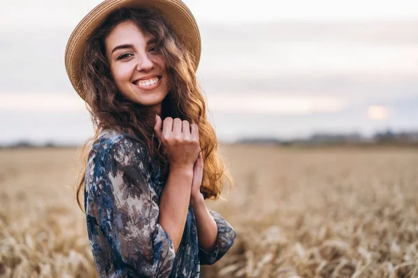 Portrait Rapproché Une Belle Jeune Femme Aux Cheveux Bouclés Femme — Photo