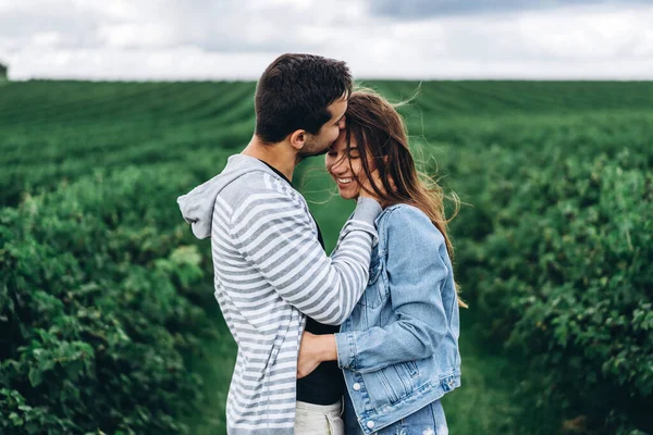 Joven Pareja Amorosa Abrazándose Suavemente Fondo Las Plantaciones Grosellas Verdes —  Fotos de Stock