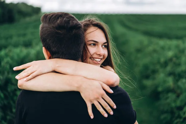 Nettes Junges Mädchen Das Eine Geliebte Umarmt Und Ihr Über — Stockfoto