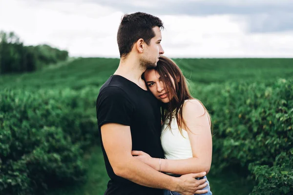 Jonge Liefdevolle Paar Zachtjes Knuffelen Achtergrond Van Groene Bessen Plantages — Stockfoto