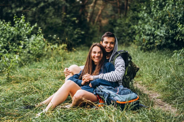 Žena Dlouhými Vlasy Muž Sedí Trávě Lese Batohy Bavte Přírodě — Stock fotografie