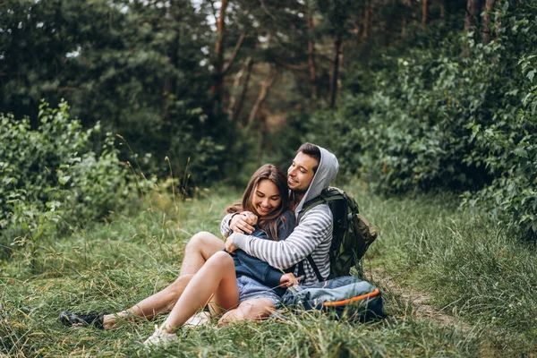 Vrouw Met Lang Haar Man Zittend Het Gras Het Bos — Stockfoto