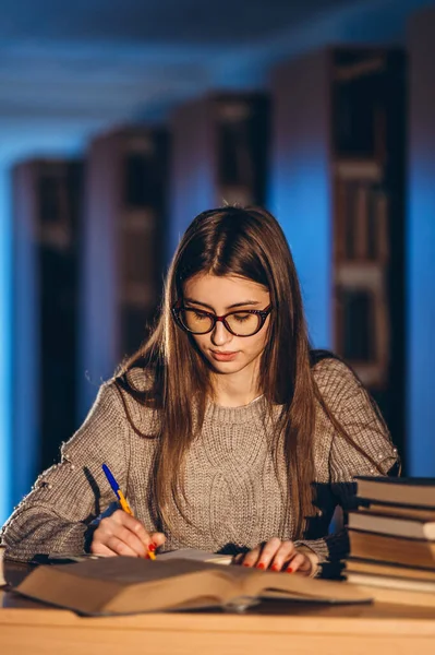 Junger Student Mit Brille Bereitet Sich Auf Die Prüfung Vor — Stockfoto