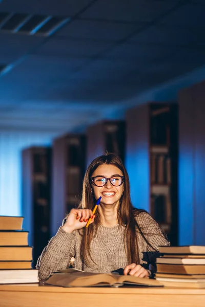 Fiatal Boldog Mosolygós Diák Szemüvegben Készül Vizsgára Este Egy Lány — Stock Fotó