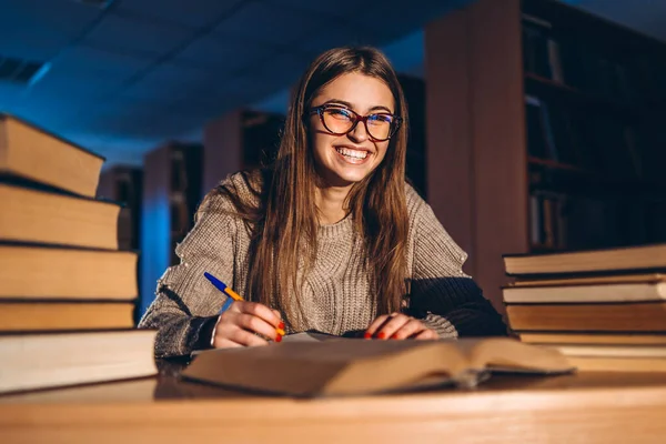 Jovem Estudante Sorrindo Feliz Óculos Preparando Para Exame Menina Noite — Fotografia de Stock