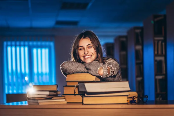 Щаслива Усміхнена Студентка Завершила Підготовку Іспиту Дівчина Нахилилася Стопку Книг — стокове фото