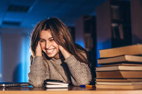 Glücklich Lächelnde Studentin Hat Die Prüfungsvorbereitung Abgeschlossen Das Mädchen Stützte — Stockfoto