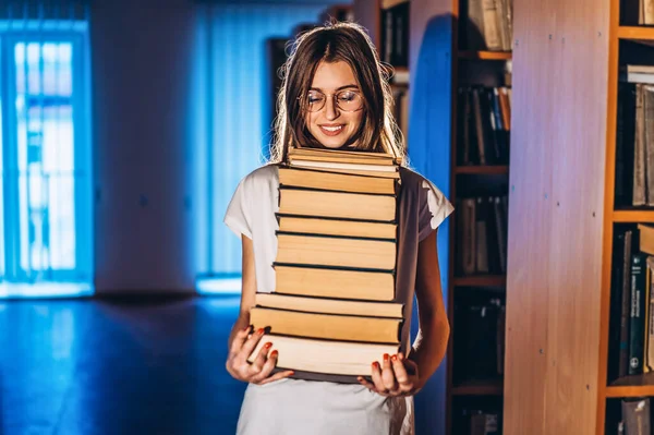 Студент Молодої Дівчини Окулярах Бібліотеці Посміхається Несе Стопки Книг Підготовка — стокове фото