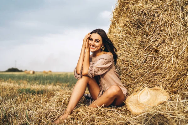 Une Jeune Femme Aux Cheveux Longs Robe Est Assise Près — Photo