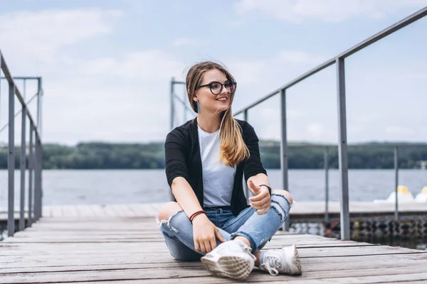 Young Woman Long Hair Stylish Glasses Posing Wooden Pier Lake — Stock Photo, Image