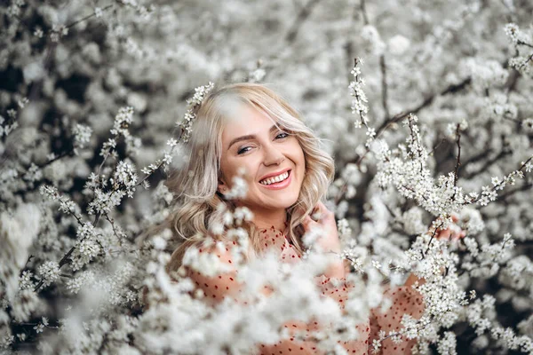 Femme Avec Sourire Magnifique Amuser Dans Jardin Fleurs Femme Robe — Photo