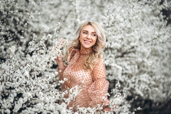 Femme Avec Sourire Magnifique Amuser Dans Jardin Fleurs Femme Robe — Photo