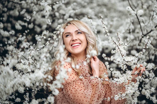 Femme Avec Sourire Magnifique Amuser Dans Jardin Fleurs Femme Robe — Photo
