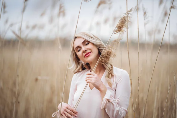 Photo Une Jolie Fille Souriante Avec Longs Cheveux Bouclés Blonds — Photo