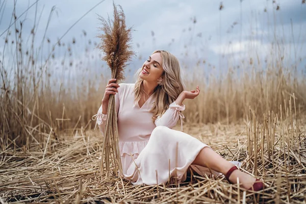 Foto Uma Menina Muito Sorridente Com Longos Cabelos Encaracolados Loiros — Fotografia de Stock