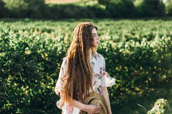 Bela Mulher Com Cabelos Longos Encaracolados Sardas Rosto Fundo Campo — Fotografia de Stock