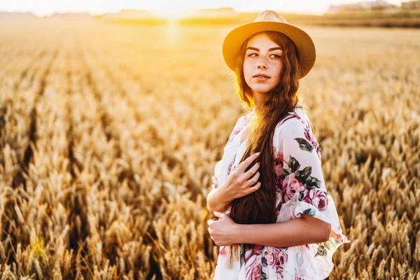 Portret Van Een Mooie Jonge Vrouw Met Krullend Haar Sproeten — Stockfoto