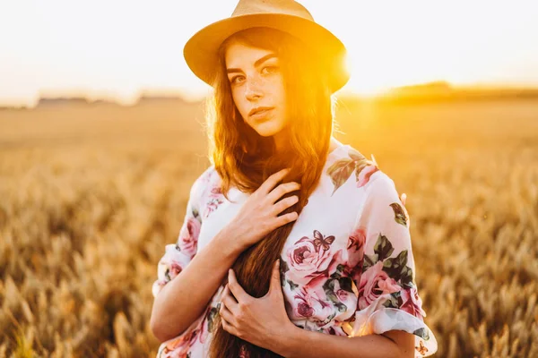 Portrait Une Belle Jeune Femme Aux Cheveux Bouclés Aux Taches — Photo