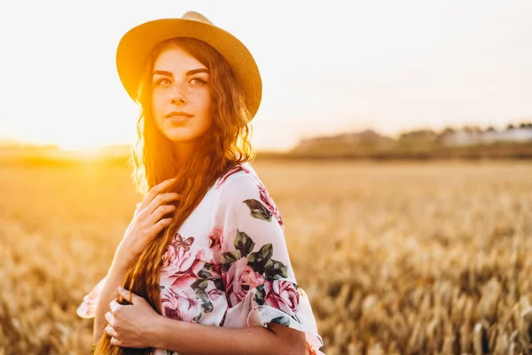 Retrato Una Hermosa Joven Con Pelo Rizado Cara Pecas Mujer — Foto de Stock