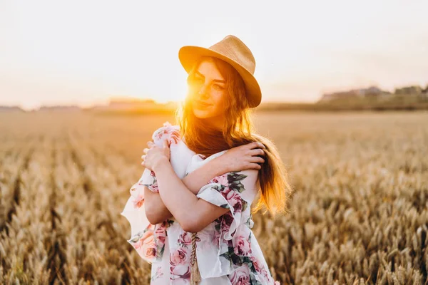 Unglaubliche Junge Frau Mit Langen Lockigen Haaren Und Sommersprossigem Gesicht — Stockfoto