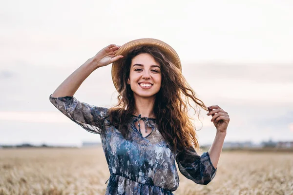 Retrato Cerca Una Hermosa Joven Con Pelo Rizado Mujer Vestida —  Fotos de Stock