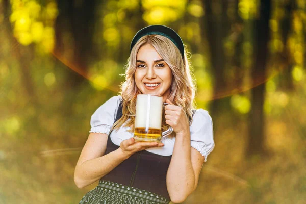 Vrij Gelukkig Blond Dirndl Traditionele Festivaljurk Houden Mok Bier Buiten — Stockfoto