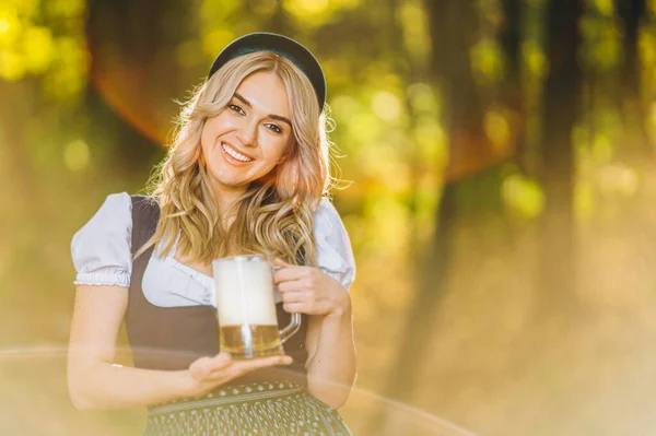 Hezká Blondýnka Dirndl Tradiční Slavnostní Šaty Držící Hrnek Piva Venku — Stock fotografie