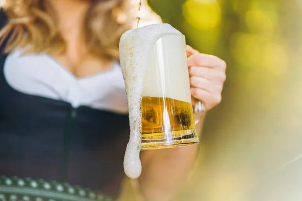 Vrij Gelukkig Blond Dirndl Traditionele Festivaljurk Houden Mok Bier Buiten — Stockfoto