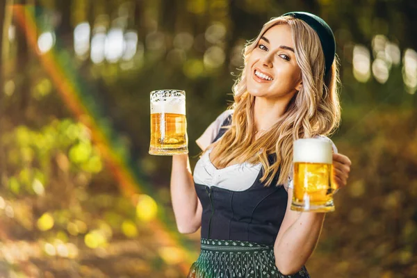 Vrij Gelukkig Blond Dirndl Traditionele Festivaljurk Houden Mok Bier Buiten — Stockfoto