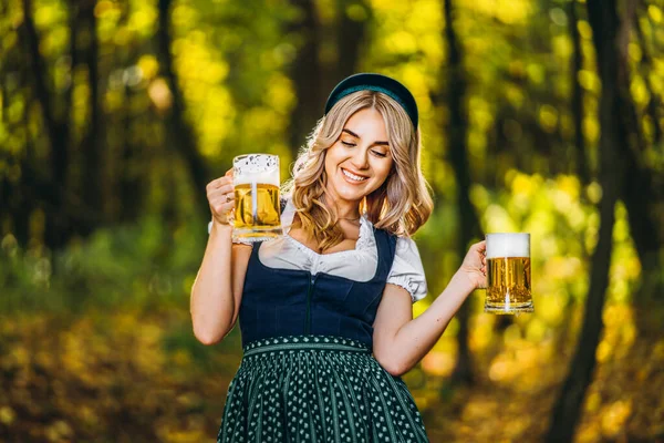 Vrij Gelukkig Blond Dirndl Traditionele Festivaljurk Houden Mok Bier Buiten — Stockfoto