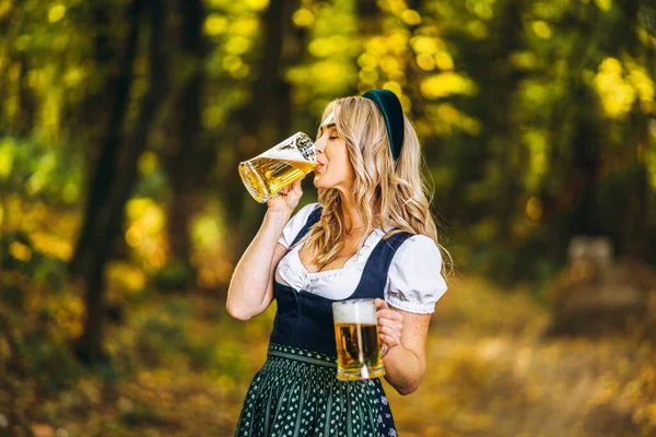 Loira Muito Feliz Dirndl Vestido Tradicional Festival Segurando Caneca Cerveja — Fotografia de Stock