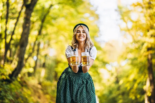 Dirndl Giymiş Mutlu Bir Sarışın Geleneksel Festival Elbisesi Arka Planda — Stok fotoğraf