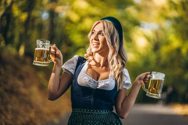 Ziemlich Glückliche Blondine Dirndl Traditioneller Festtagstracht Mit Einem Bierkrug Wald — Stockfoto